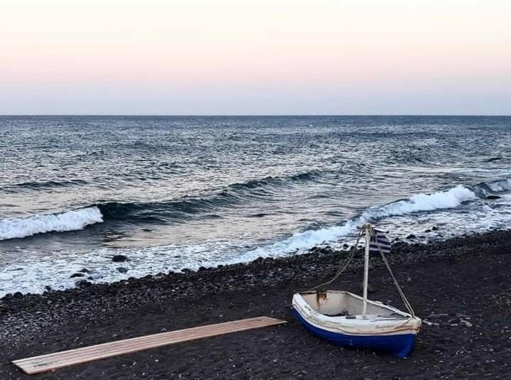 Located By The Sea One Beachfront Private Captain Lazaros Pool Villa With Loft In 750Sqm Spacious Private Plot-Jacuzzi-Sunrelax-Furnished Terace-Gazebo-Private Parking,Sleep 3 Adults And 2 Children, Just Steps From The Black Beach-Seaview Perissa  Exterior foto